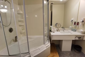 Deluxe Room, 1 Queen Bed, Hot Tub | Desk, free WiFi, bed sheets - Motel Grand-Pré (Bonaventure)