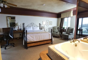Deluxe Room, 1 Queen Bed, Hot Tub | Desk, free WiFi, bed sheets - Motel Grand-Pré (Bonaventure)