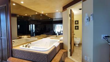 华丽客房, 1 张大床, 按摩浴缸 | 办公桌、免费 WiFi、床单