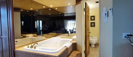 Deluxe Room, 1 Queen Bed, Hot Tub | Desk, free WiFi, bed sheets