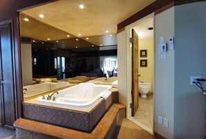 Deluxe Room, 1 Queen Bed, Hot Tub | Desk, free WiFi, bed sheets - Motel Grand-Pré (Bonaventure)