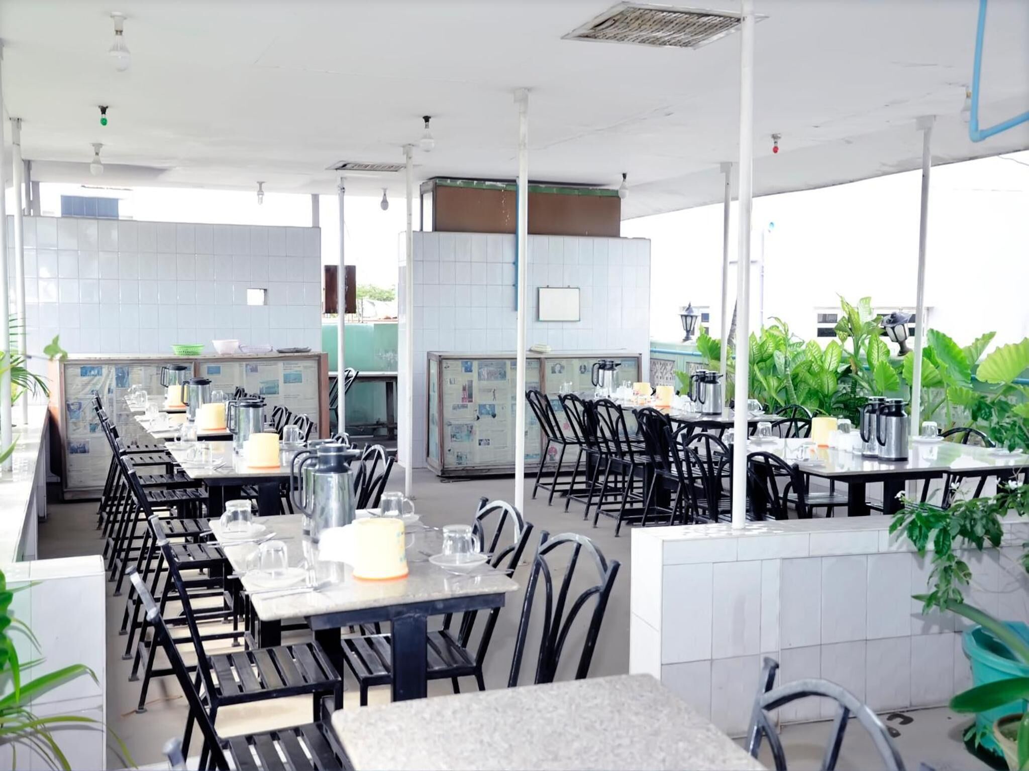 Phục vụ bữa sáng, món địa phương và quốc tế