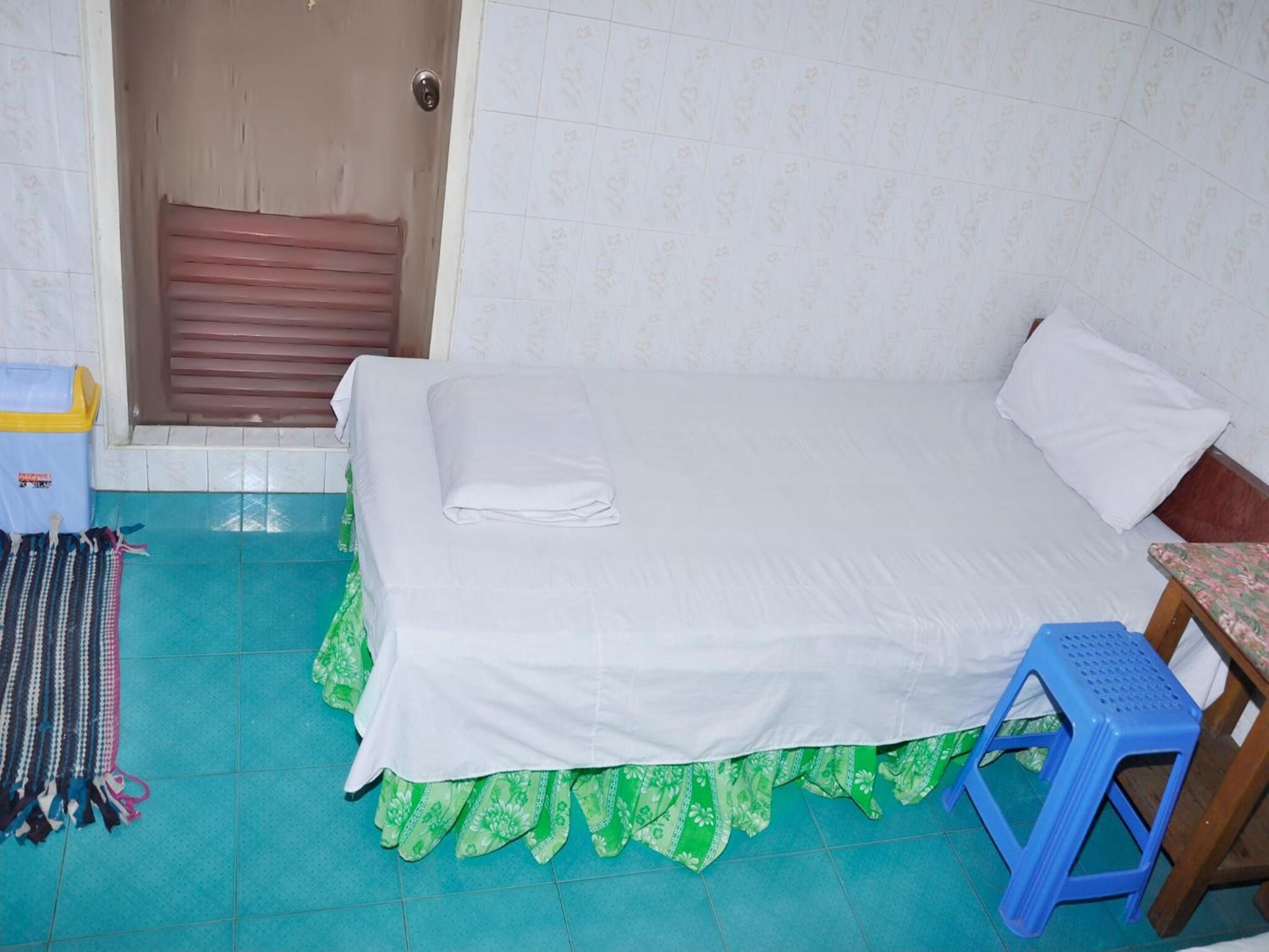 Tallelokero huoneessa, työpöytä, ilmainen Wi-Fi, vuodevaatteet