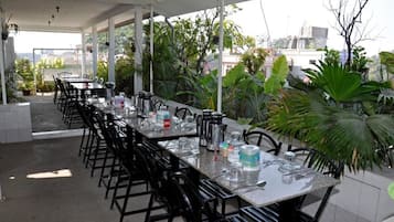 Frühstück, lokale und internationale Küche