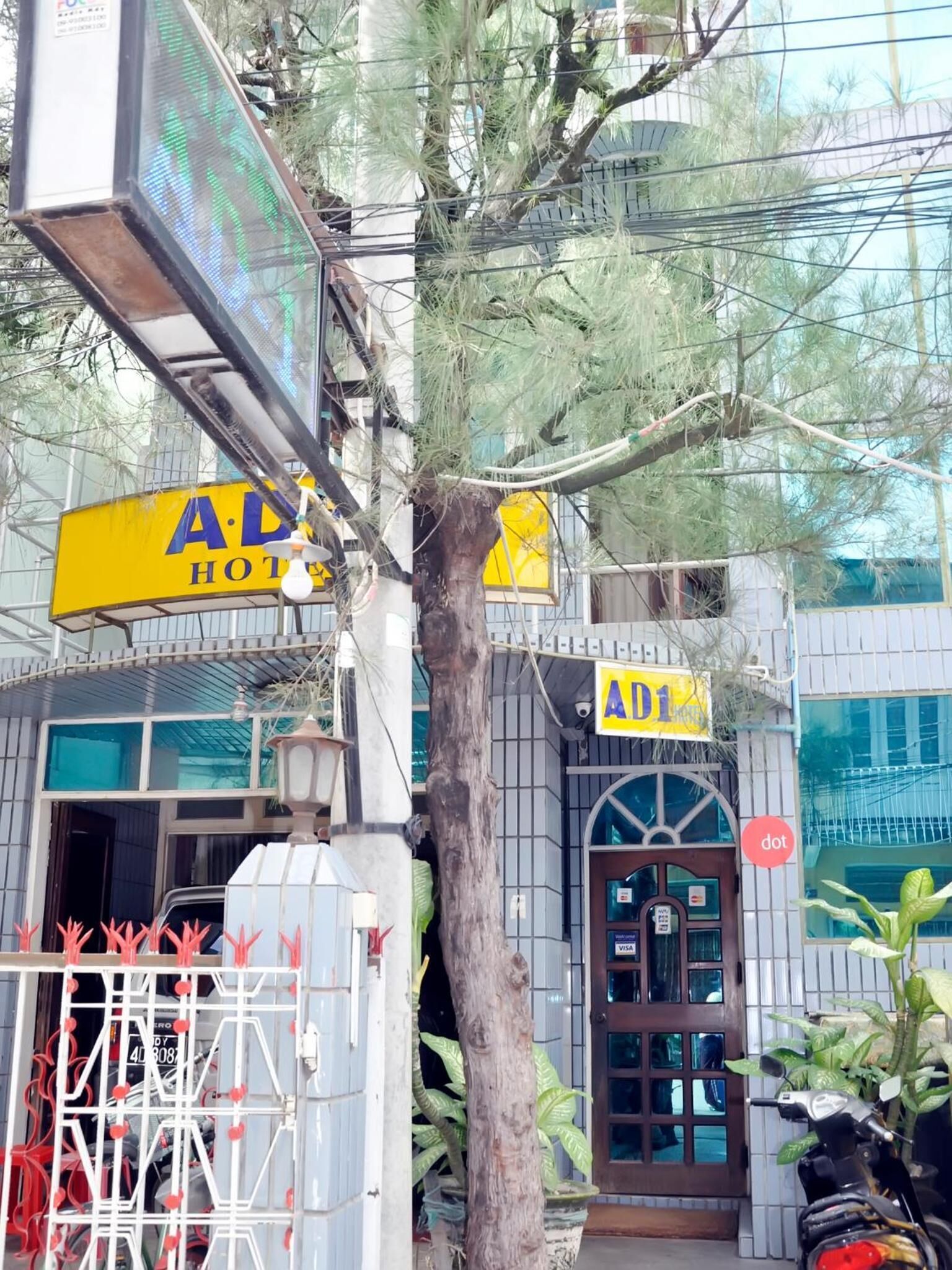 Un edificio con un cartello che riporta 'AD Hotel' e un altro cartello con su scritto 'AD1'.