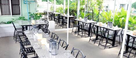 Se sirven desayunos y cocina local e internacional