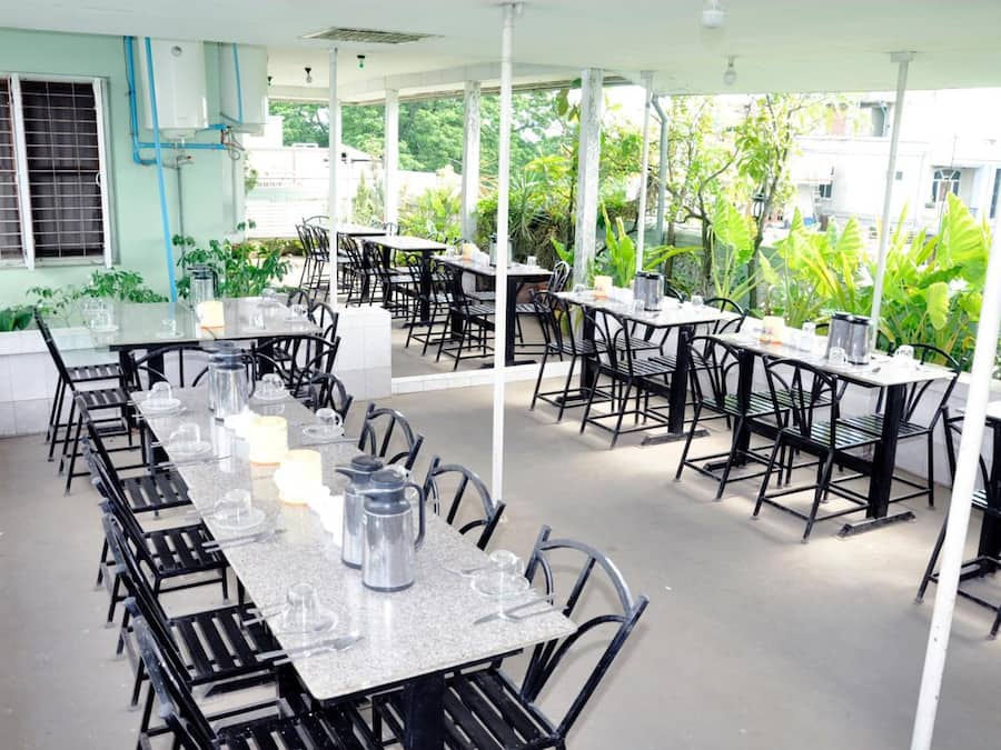 Frokost serveres, lokale og internasjonale retter