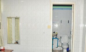 Shower, free toiletries, towels - AD1 Hotel Mandalay (Mandalay)