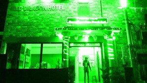 A building with a brick facade and a sign reading "RED DRAGON HOTEL". - Red Dragon Hotel Hsipaw (Hsipaw)