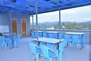 Outdoor dining - Red Dragon Hotel Hsipaw (Hsipaw)