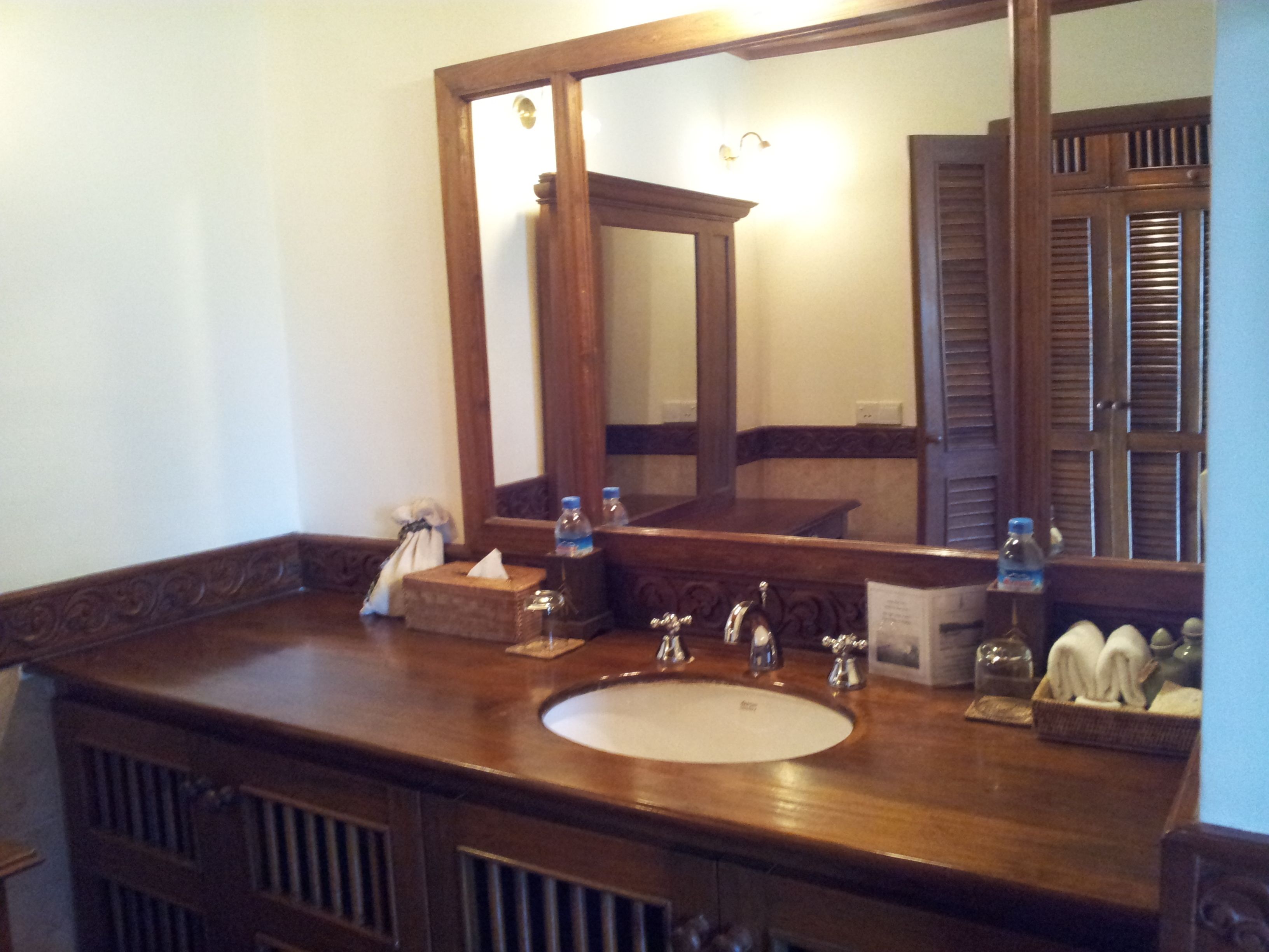 deluxe upper room | bathroom | combined shower/bathtub, free toiletries, hair dryer, slippers