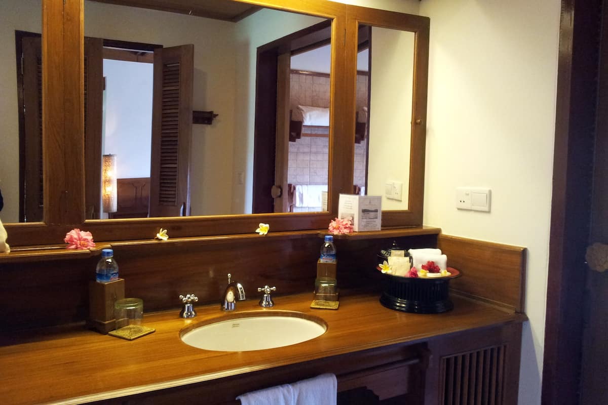 deluxe room | bathroom | combined shower/bathtub, free toiletries, hair dryer, slippers