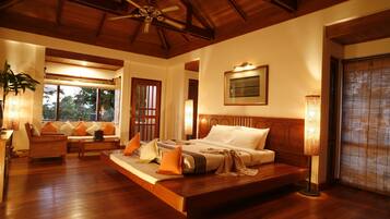 Junior Suite (Upper Floor) | Minibar, in-room safe, desk, bed sheets