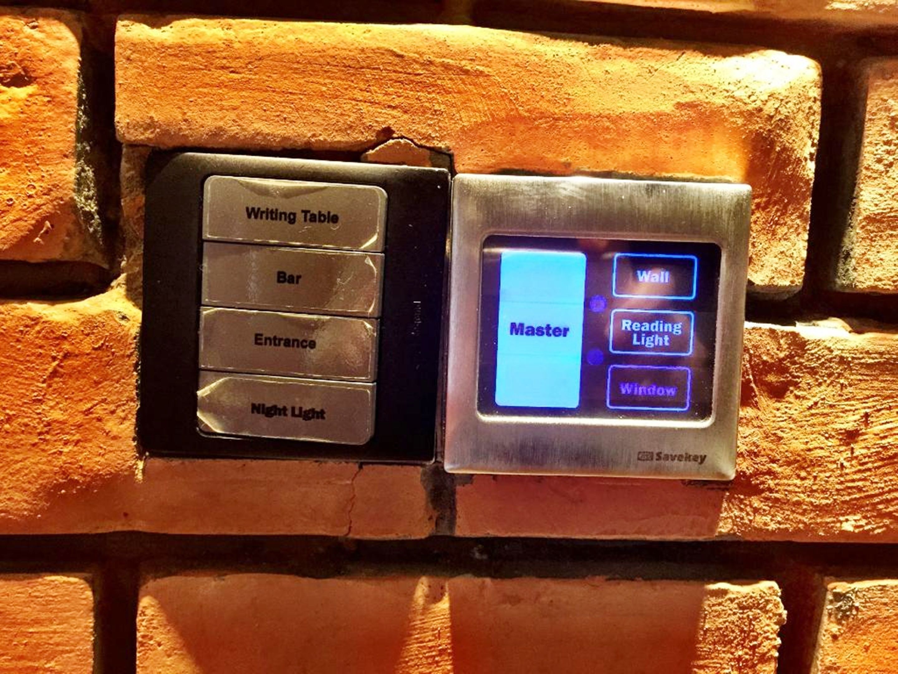 Panel de control con botones etiquetados como 'Escritorio', 'Bar', 'Entrada' y 'Luz Nocturna'.