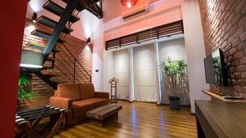 จูเนียร์ดูเพล็กซ์ (Suite) | บันได