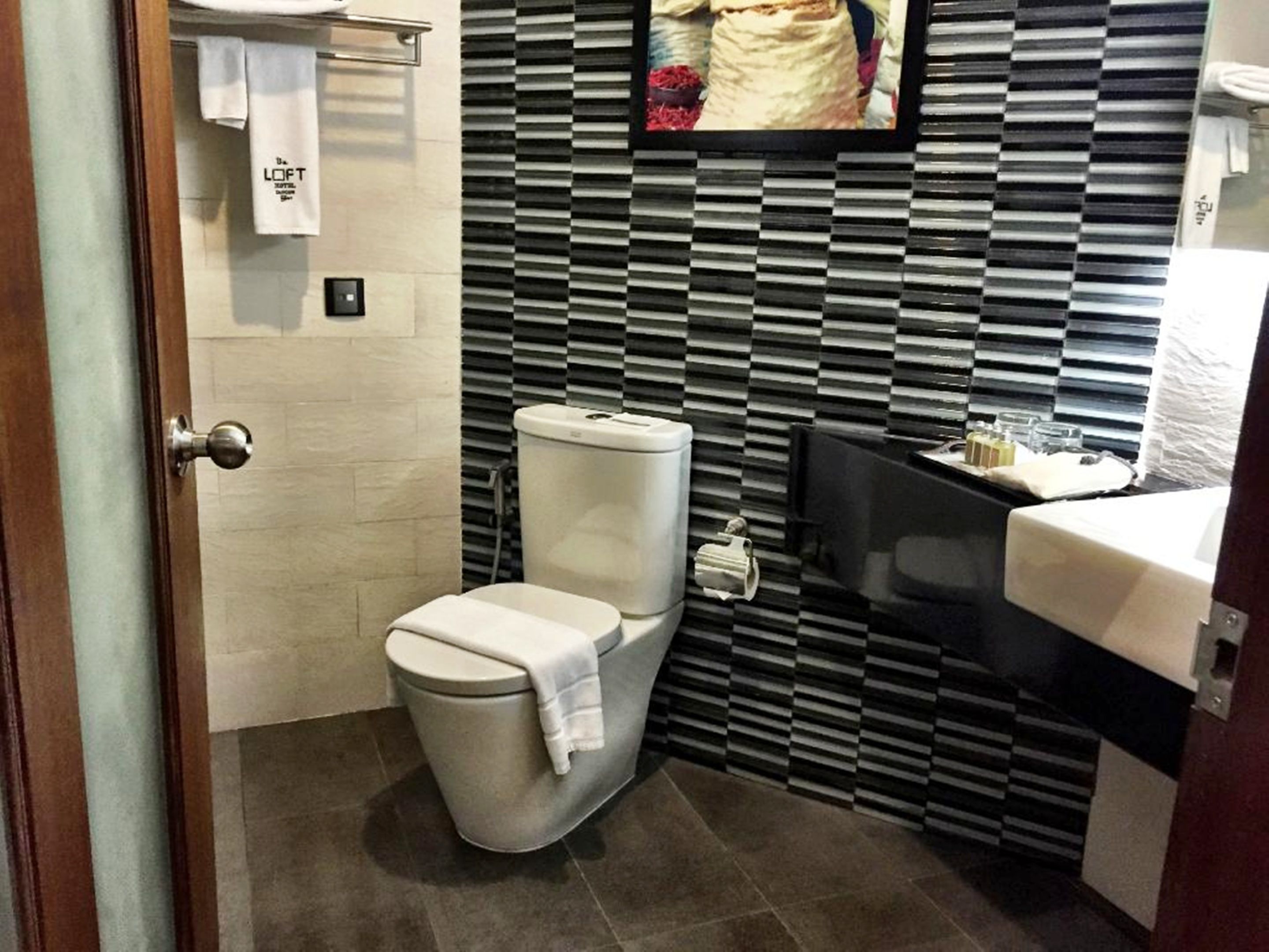 combined shower/bathtub, deep-soaking bathtub, free toiletries