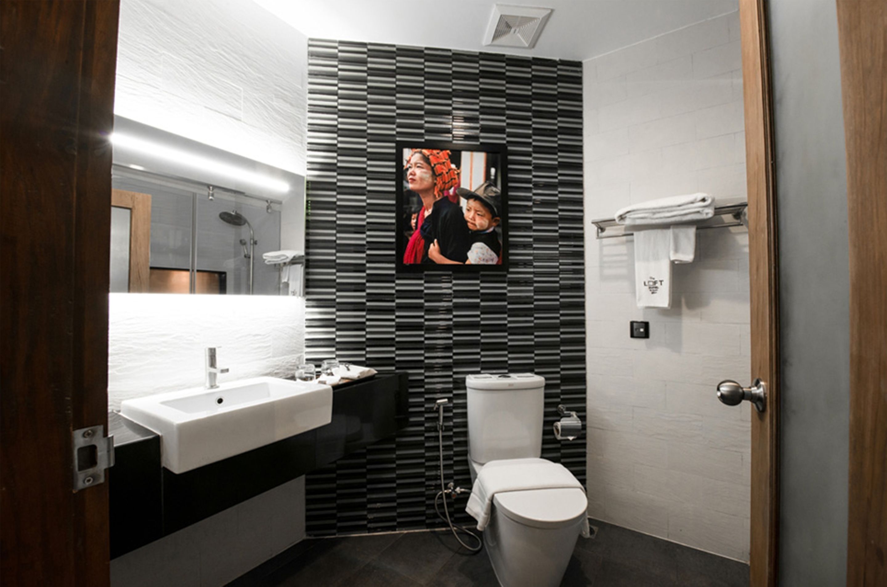 combined shower/bathtub, deep-soaking bathtub, free toiletries