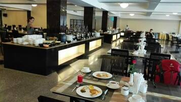 3 restaurants; breakfast, lunch and dinner served