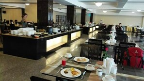 3 restaurants, breakfast, lunch served; local and international cuisine  - Taw Win Garden Hotel (Yangon)