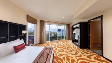 Princess Suite | Minibar, in-room safe, desk, blackout curtains