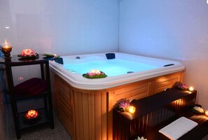 Indoor spa tub - Taw Win Garden Hotel (Yangon)