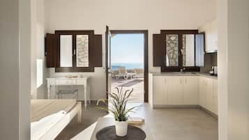 Vila, banheira de imersão, vista para o mar (Aspronisi) | Cozinha privada | Geladeira grande, micro-ondas, cooktop, cafeteira/chaleira