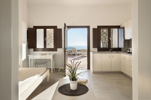 Villa, bain à remous, vue mer (Aspronisi) | Cuisine privée | Grand réfrigérateur, micro-ondes, plaque de cuisson