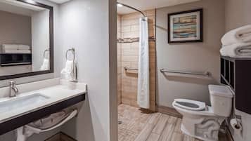 Une salle de bain moderne équipée d’une douche, de toilettes et d’un lavabo.