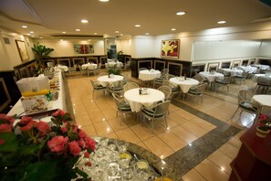 供应早餐、午餐和晚餐