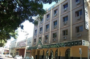 A multi-story hotel with balconies and a ground-level entrance with arches. - Prince Hotel (Ribeirão Preto)