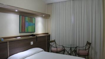 Kahden hengen superior-huone | Minibaari, tallelokero huoneessa, työpöytä, pimennysverhot