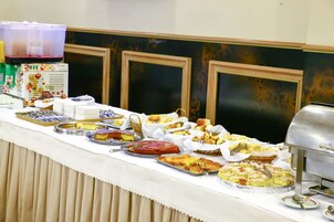 Café da manhã com buffet grátis todos os dias