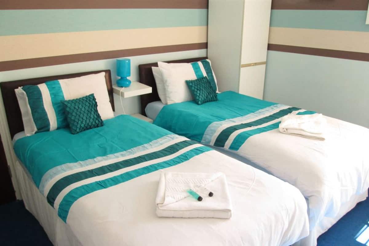 twin room, ensuite | individually decorated, individually furnished, iron/ironing board