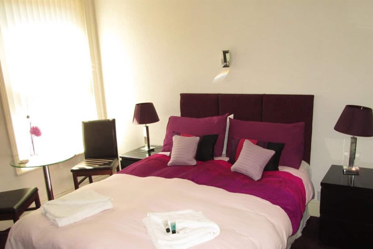 double room, ensuite | individually decorated, individually furnished, iron/ironing board