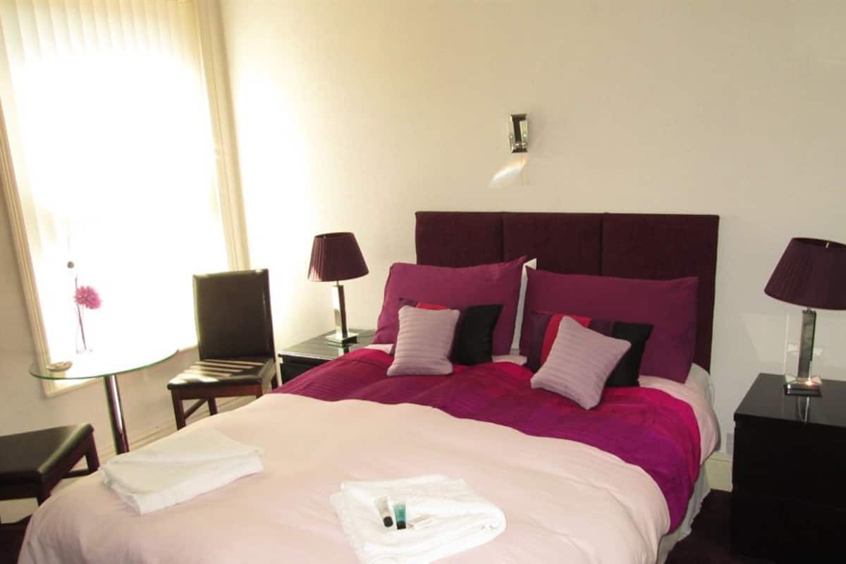 Doppelzimmer, mit Bad | Individuell dekoriert, individuell eingerichtet, Bügeleisen/Bügelbrett
