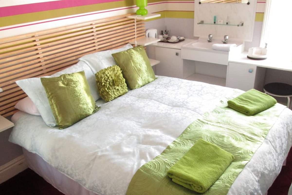 double room, shared bathroom | individually decorated, individually furnished, iron/ironing board