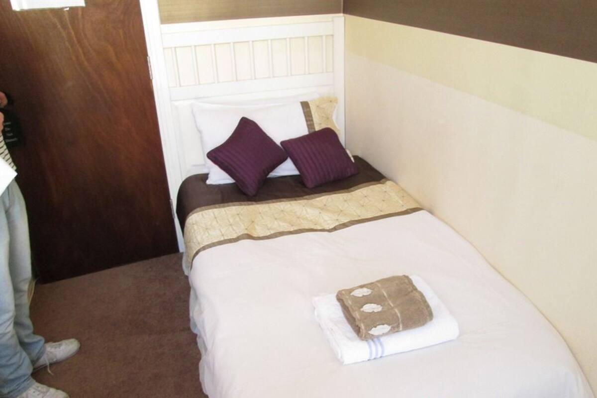 single room, shared bathroom | individually decorated, individually furnished, iron/ironing board