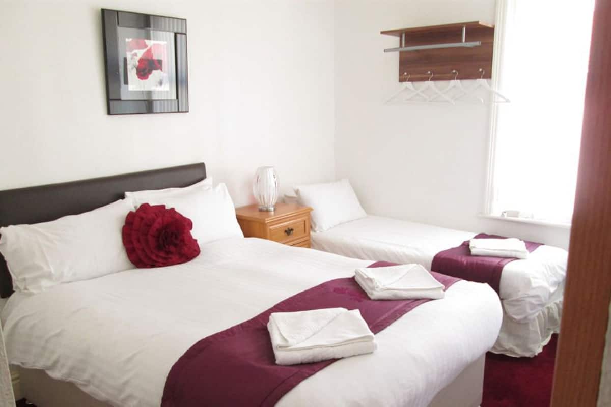 family triple room, ensuite | individually decorated, individually furnished, iron/ironing board