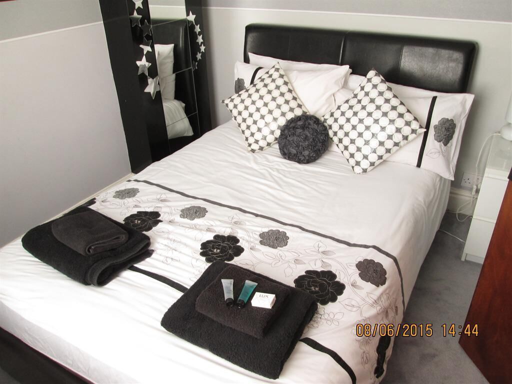 double room, shared bathroom | individually decorated, individually furnished, iron/ironing board