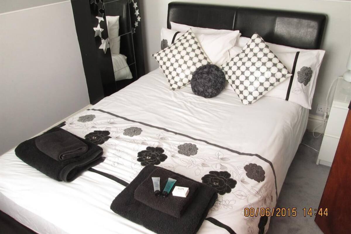 double room, shared bathroom | individually decorated, individually furnished, iron/ironing board