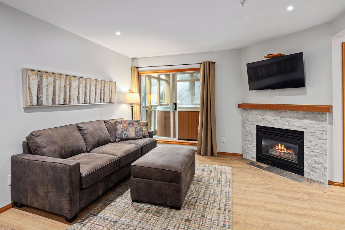 Townhome, 2 Bedrooms, Hot Tub (GR113) | Living area | 40-inch flat-screen TV with digital channels, TV, fireplace