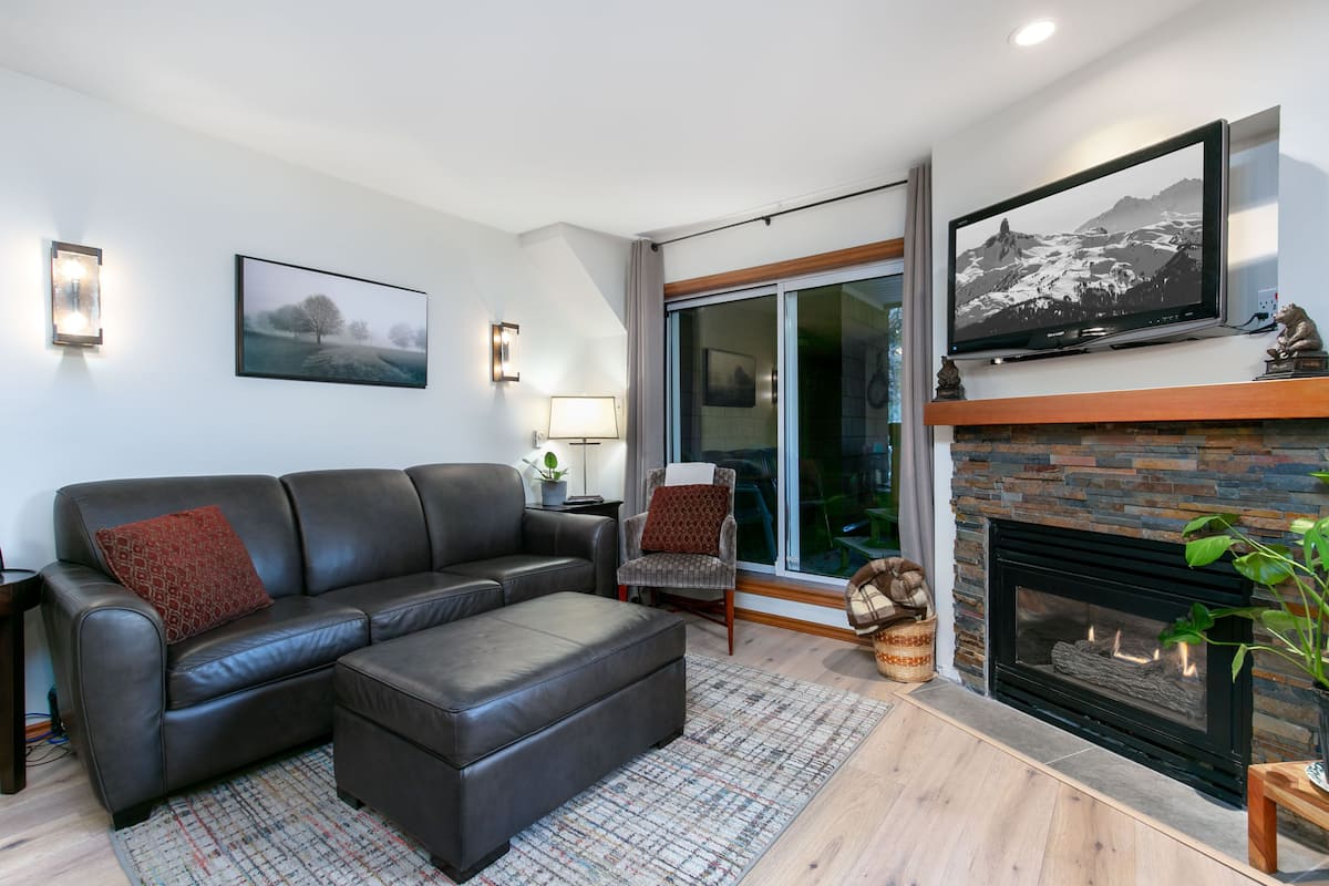Townhome, 2 Bedrooms, Hot Tub (GR54) | Living area | 40-inch flat-screen TV with digital channels, TV, fireplace