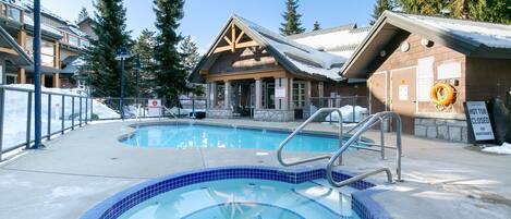 Una piscina al aire libre, una piscina climatizada