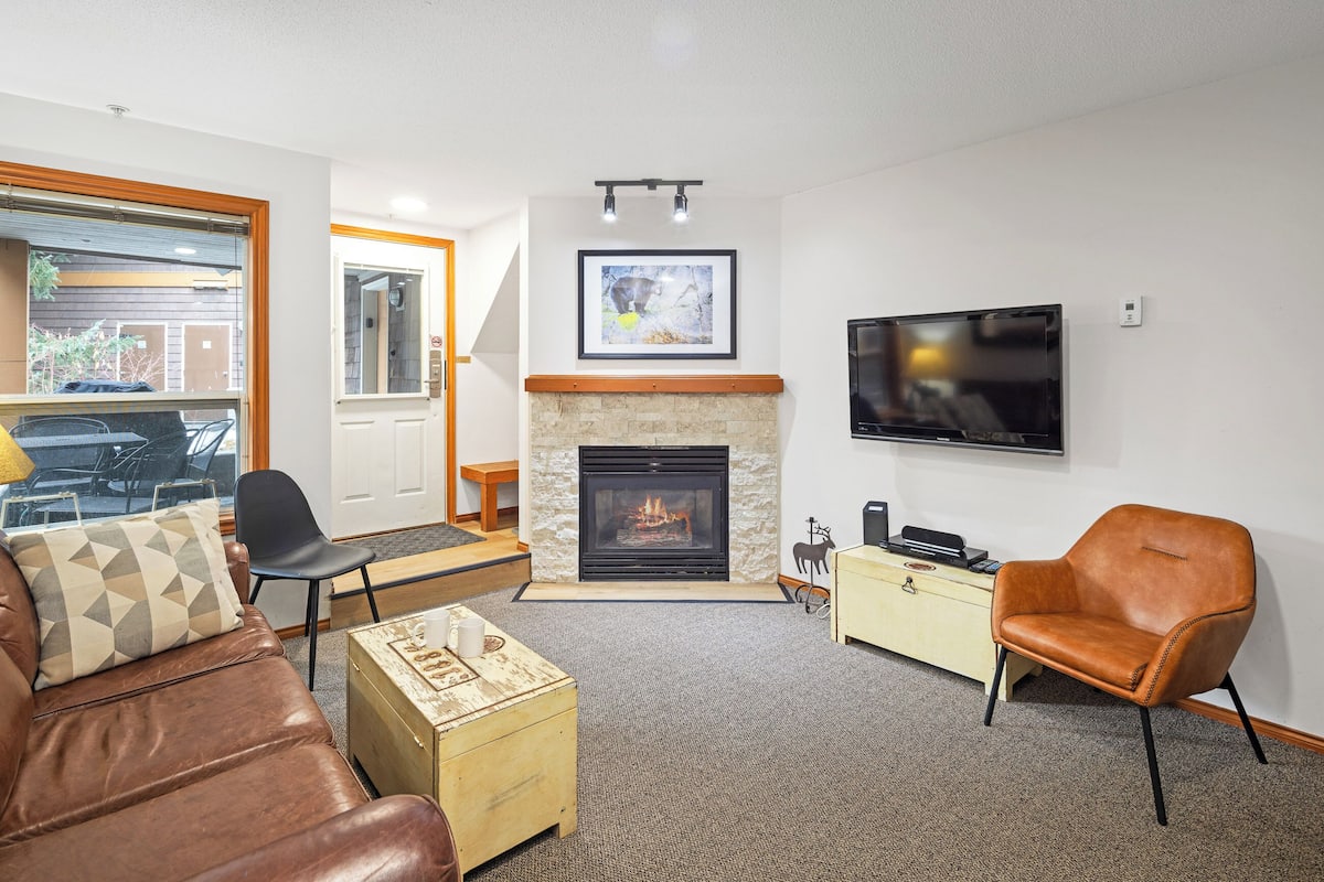 Townhome, 2 Bedrooms, Hot Tub (GR59) | Living area | 40-inch flat-screen TV with digital channels, TV, fireplace