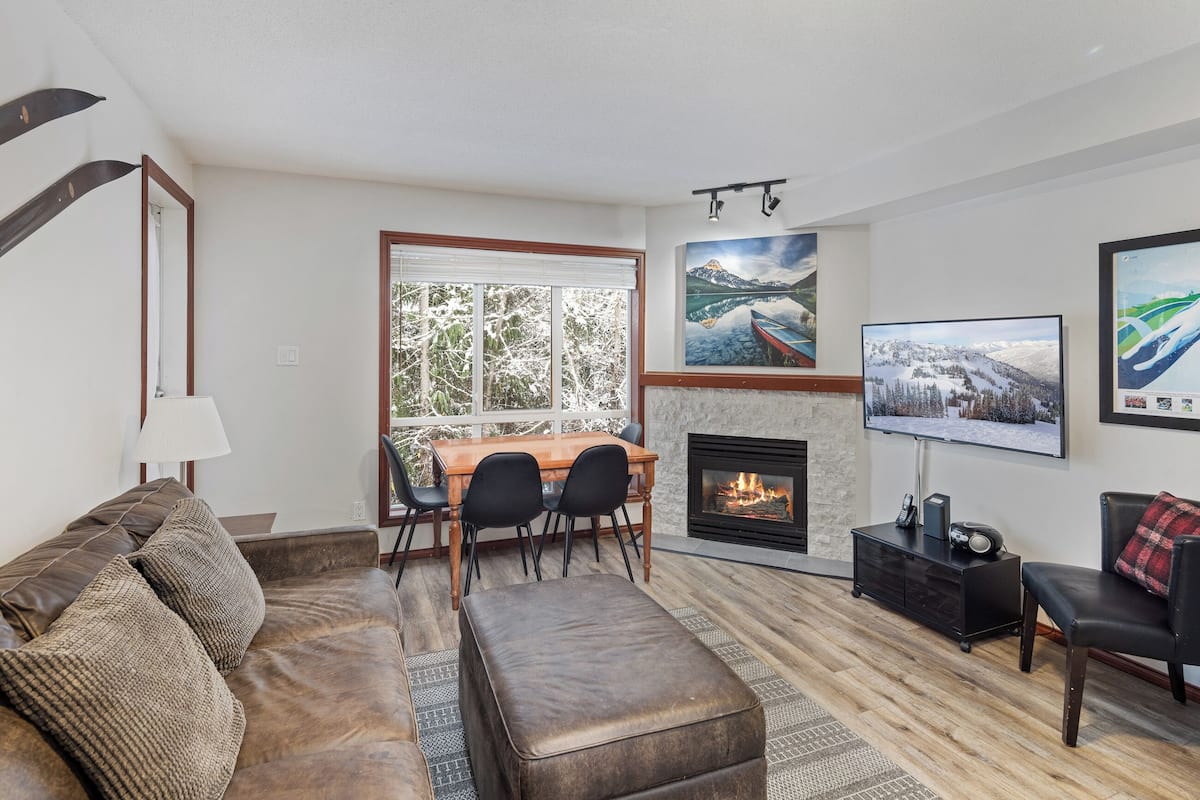 Townhome, 2 Bedrooms, Hot Tub (GR76) | Living area | 40-inch flat-screen TV with digital channels, TV, fireplace