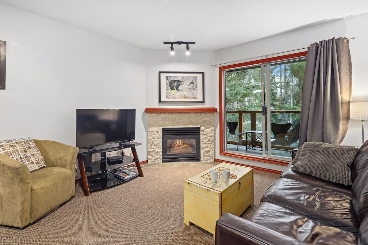 Townhome, 1 Bedroom, Hot Tub (GR58) | Living area | 40-inch flat-screen TV with digital channels, TV, fireplace