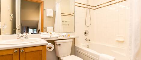 Une salle de bain avec un lavabo, des toilettes et une baignoire.