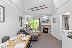 Townhome, 2 Bedrooms, Hot Tub (GR51) | Individuell inredning, unika möbler och strykjärn/strykbräda