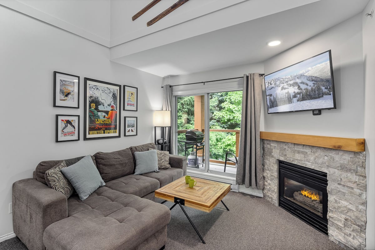 Townhome, 2 Bedrooms, Hot Tub (GR51) | Living area | 40-inch flat-screen TV with digital channels, TV, fireplace