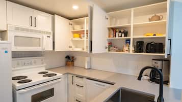 Townhome, 2 Bedrooms, Hot Tub (GR109) | Private kitchen | Fridge, microwave, oven, stovetop